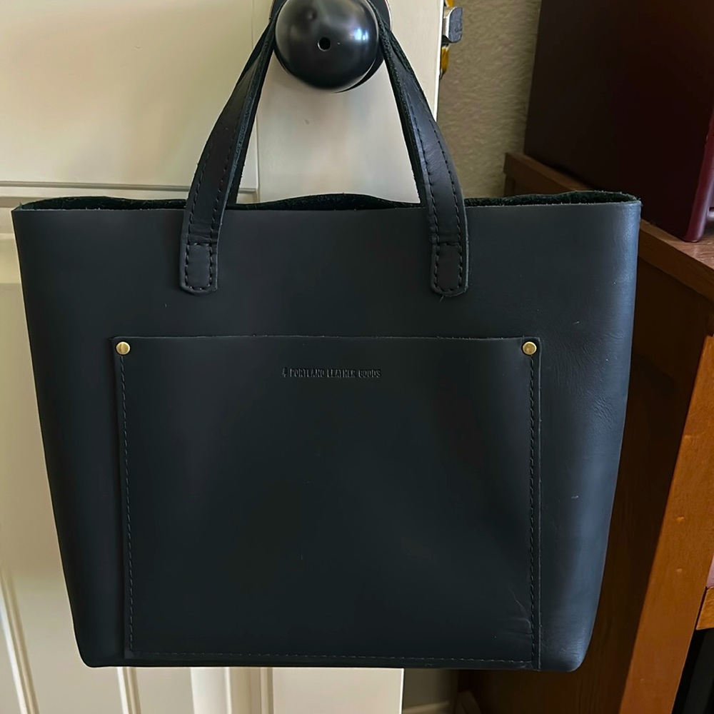 Portland leather goods medium tote in black